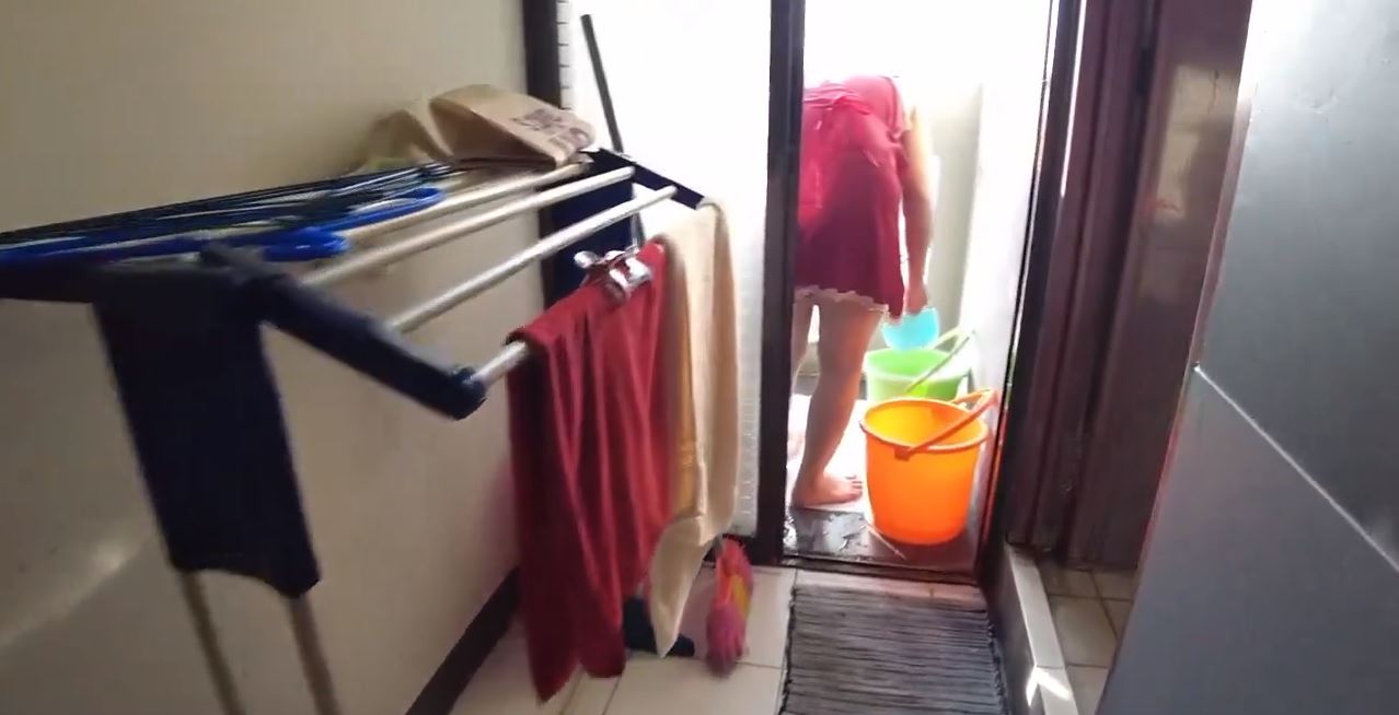 Tergoda Body Aduhay Istri Temen Yang Lagi Nyuci Baju Di Tinggal Kewarung Langsung Tancab Gass